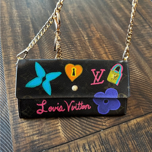 - Louis Vuitton
Vintage LV Monogram Sarah Wallet designed by me hand paint… - Picture 5 of 16